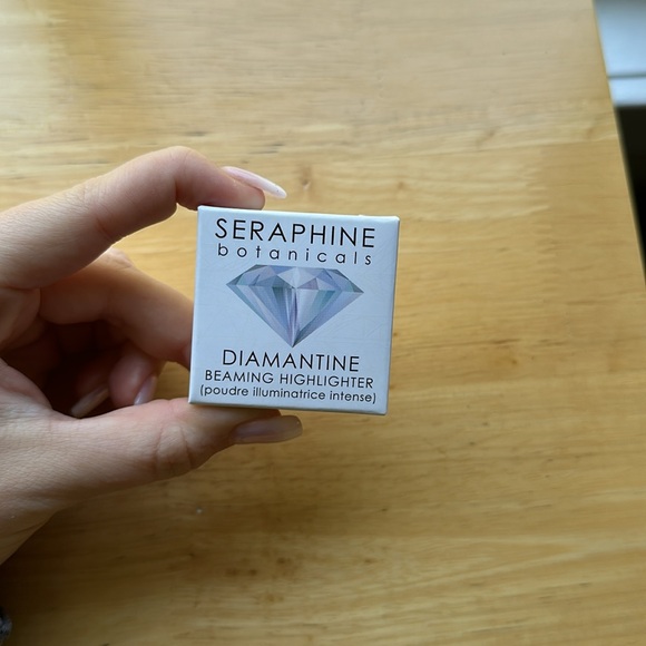 NIB SERAPHINE BOTANICALS
Diamantine Highlighter in Oyster - Picture 3 of 10